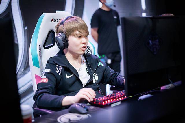  比赛规则变更引爆全场！，Rookie意外战胜DWG赛场气氛高涨